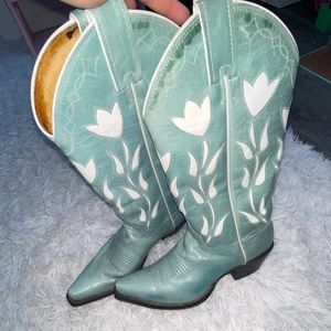 Justin boots teal and white flower. Used condition